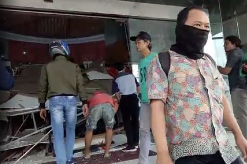 Polisi Selidiki Penyebab Ambrolnya Plafon Lottemart di Bekasi Junction