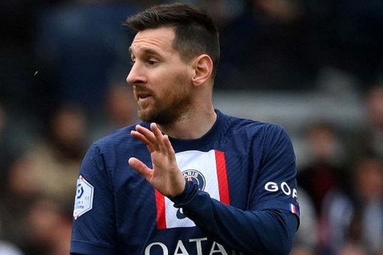 Kylian Mbappe dan Lionel Messi kala beraksi dalam laga pekan ke-33 Liga Perancis 2022-2023 antara PSG vs Lorient di Stadion Parc des Princes, 30 April 2023. (Foto oleh FRANCK FIFE / AFP)