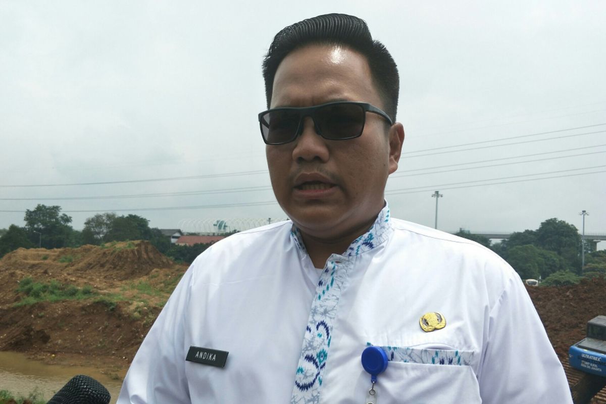 Kepala Seksi Aliran Timur Dinas Sumber Daya Air DKI Jakarta Andika Purnomo, di Waduk Kampung Rambutan, Jumat (15/2/2019)