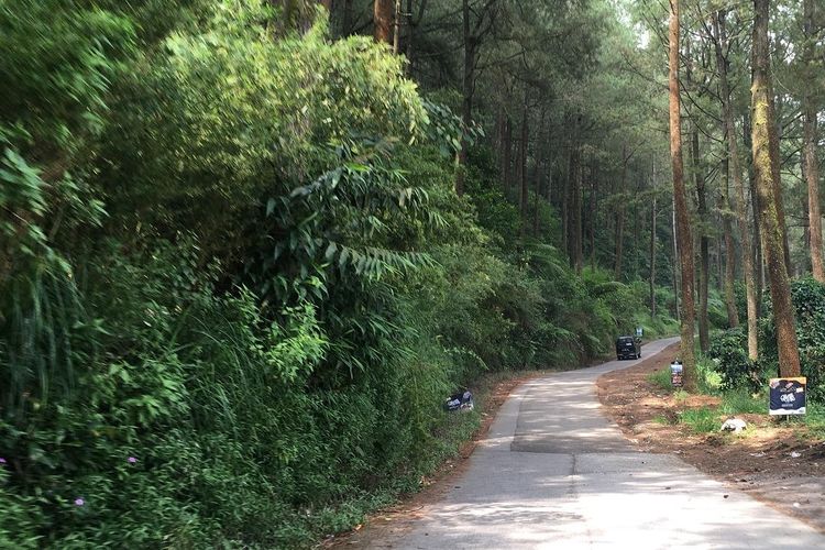 Jalan mendaki menuju Dusun Cuntel, Desa Kopeng, Kecamatan Getasan, Kabupaten Semarang, Jawa Tengah. Gambar diambil pada Rabu (18/5/2022).