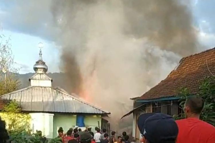 Tujuh rumah dan satu mushala yang terbakar di Desa Jurun Alas, Kecamatan Alas, Kabupaten Sumbawa, Nusa Tenggara Barat (NTB), Kamis (28/7/2022) sekitar pukul 17.30 Wita