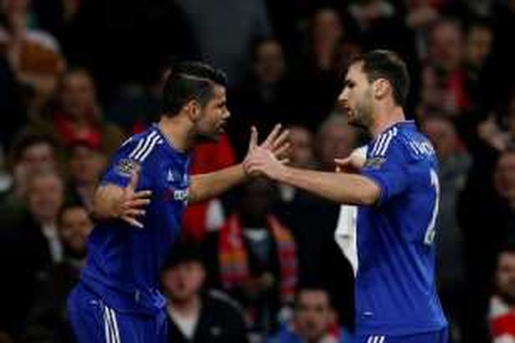 Diego Costa (kiri) dan Branislav Ivanovic merayakan gol Chelsea ke gawang Arsenal pada lanjutan Premier League di Stadion Emirates, Minggu (24/1/2016). 
