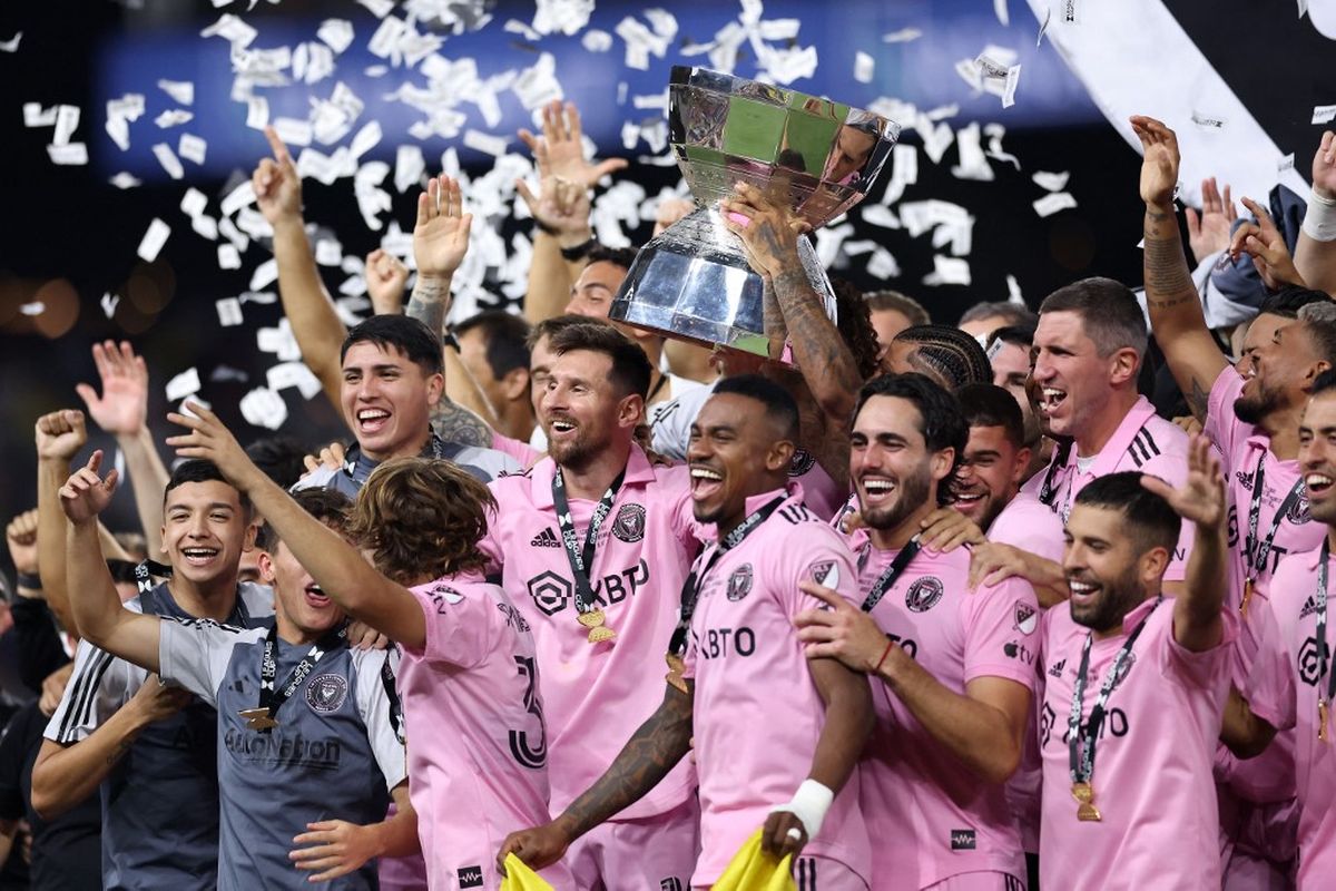 Lionel Messi merayakan kesuksesan gelar juara Leagues Cup 2023 bersama Inter Miami di Geodis Park, Tennessee, Amerika Serikat 19 Agustus 2023.   Tim Nwachukwu/Getty Images/AFP (Photo by Tim Nwachukwu / GETTY IMAGES NORTH AMERICA / Getty Images via AFP)