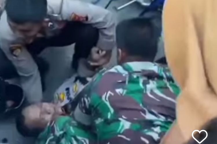 Tangkapan layar video viral AKP Hendra Setiawan dan Kasatlantas Polres Kuansing, AKP Boy Setiawan, jatuh saat menerbangkan paramotor, di Kabupaten Kuansing, Riau, Senin (15/4/2024).