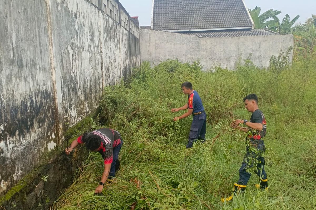 Petugas Damkar saat menyisir halaman kediaman Kepala Disperindag Kabupaten Nganjuk, Haris Jatmiko, di Dusun Glagahan, Desa Pecuk, Kecamatan Patianrowo, Kamis (10/4/2025) sore