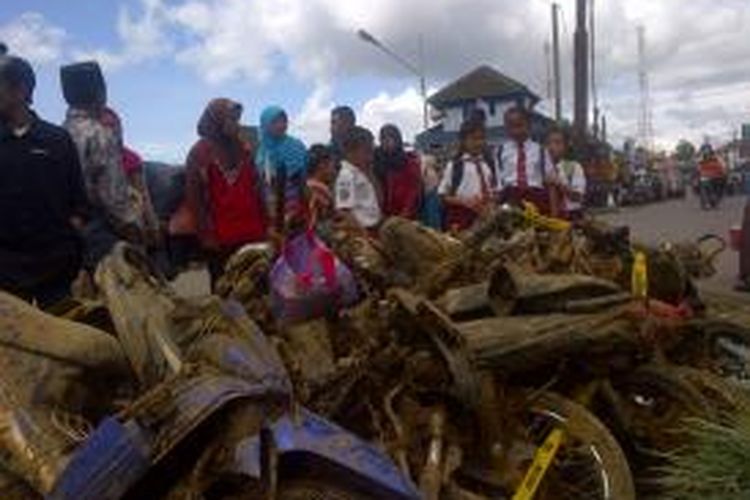 Tujuh sepeda motor rusak diterjang bencana longsor di Banjarnegara. Kini, motor-motor tersebut jadi tontonan warga sekitar. 