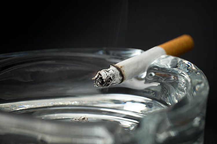 ilustrasi kebiasaan merokok pasien serangan jantung dapat meningkatkan risiko kematian.