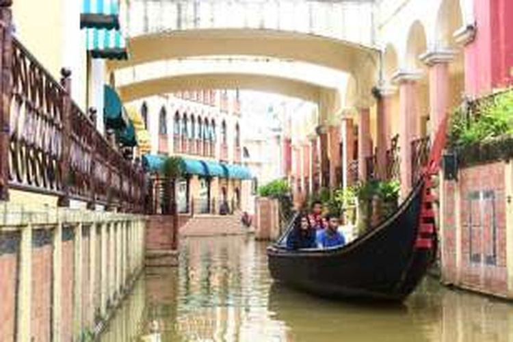 Wahana perahu gondola mempercantik kawasan Little Venice, dibuat semirip mungkin dengan Venesia.