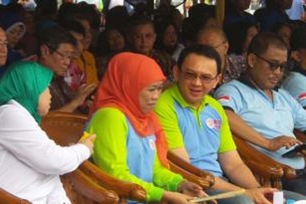 Gubernur DKI Jakarta Basuki Tjahaja Purnama bersama dengan Menteri Sosial Khofifah Indar Parawansa saat menghadiri acara peringatan Hari Kesetiakawanan Sosial Nasional tingkat Provinsi DKI Jakarta, di Lapangan Monas, Sabtu (13/12/2014)