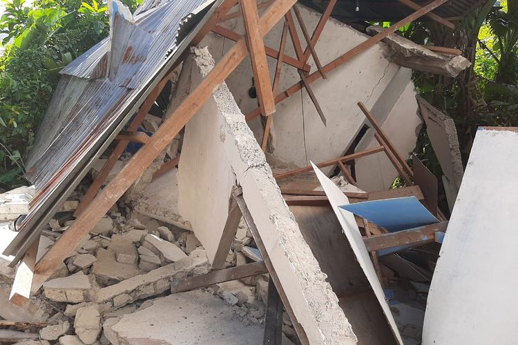 Rumah milik seorang Anggota Babinkantibmas di Ambon yang berada di kawasan Gunung Malintang, Desa Batu Merah, Kecamatan Sirimau, ambruk setelah gempa bermagnitudo 4,5 mengguncang wilayah tersebut, Sabtu pagi (16/11/2019)