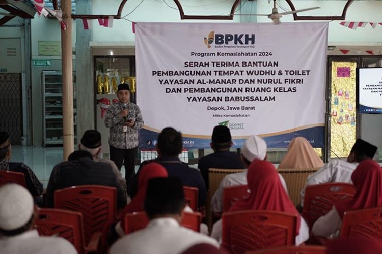 General Manager Penghimpunan ZIS Dompet Dhuafa Ahmad Faqih Syarafaddin memberi sambutan dalam akad serah terima bantuan fasilitas baru berupa pembangunan tempat wudhu dan toilet, serta ruang asrama belajar di tiga titik wilayah Sukmajaya, Depok Jawa Barat, di Masjid Al Manar, Taman Duta Depok, Kamis (22/8/2024).