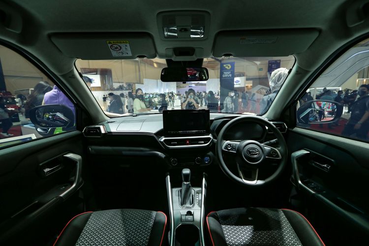 Kabin Daihatsu Rocky Hybrid dipamerkan di ajang Gaikindo Indonesia International Auto Show (GIIAS) 2022 di ICE BSD, Tangerang, Jumat (12/8/2022). Rocky Hybrid atau Rocky Series Hybrid menggunakan teknologi hibrida seri. Mesin konvensional pada mobil ini berfungsi sebagai generator untuk menyuplai energi ke baterai.