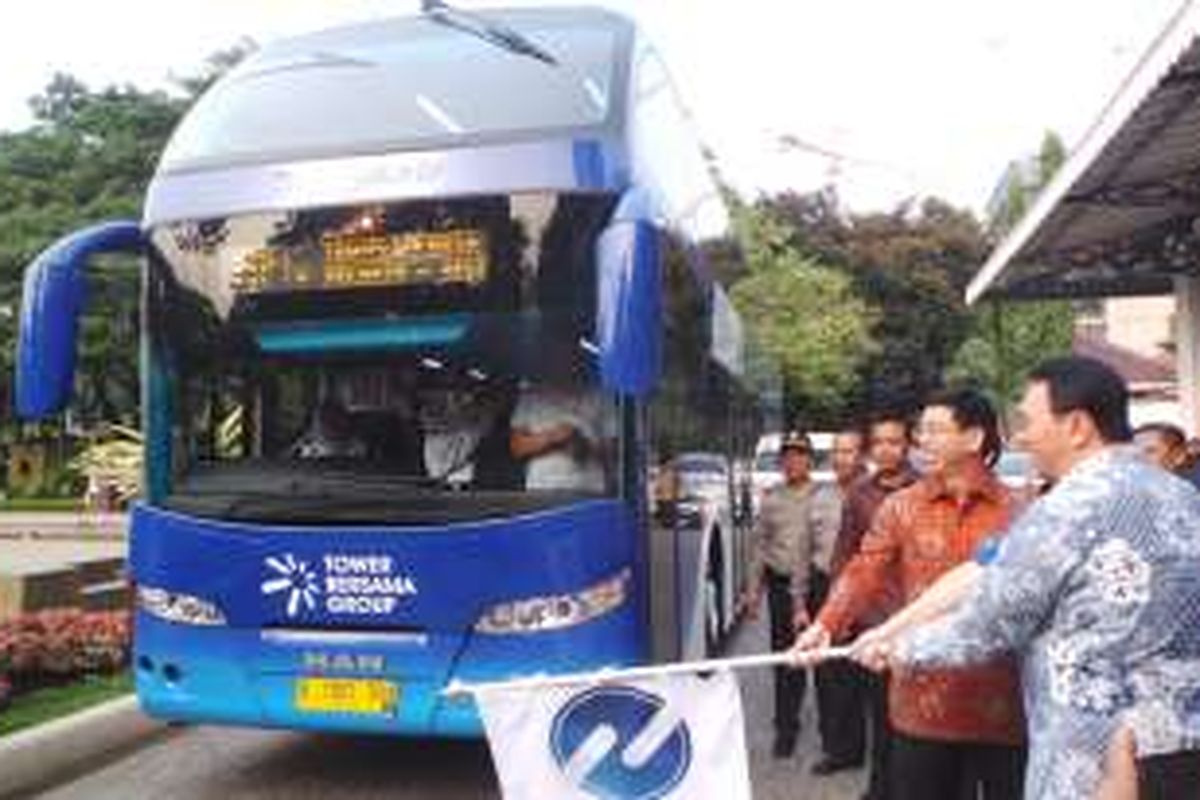 Gubernur DKI Jakarta Basuki Tjahaja Purnama atau Ahok saat melepas bus tingkat wisata gratis dari PT Tower Bersama Infrastructure Tbk, di Balai Kota, Jumat (20/5/2016).