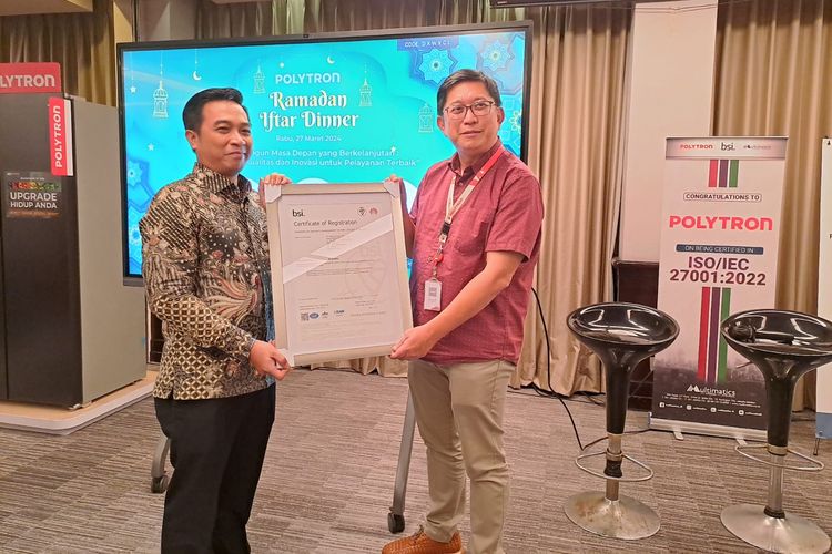 Tekno Wibowo, Commercial Director dari POLYTRON, (kanan) menerima pengakuan ISO 27001 yang diraih POlYTRON dalam keamanan dan perlindungan informasi data konsumen di Hotel Kimaya, Slipi, Jakarta Barat, Rabu (27/3/2024).