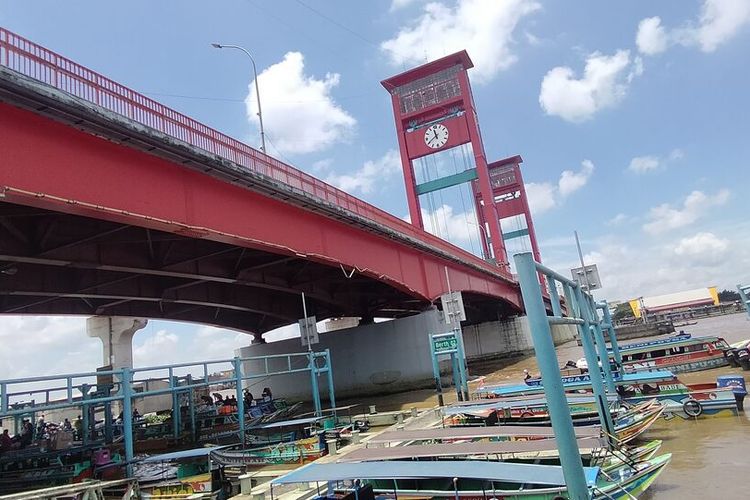 Kondisi jembatan Ampera kota Palembang, Sumatera Selatan dipastikan tetap aman dilintasi kendaraan setelah sebelumnya sempat tersambar api dari ledakan perahu jukung Bintang Kejora di Sungai Musi, Selasa (2/4/2024).