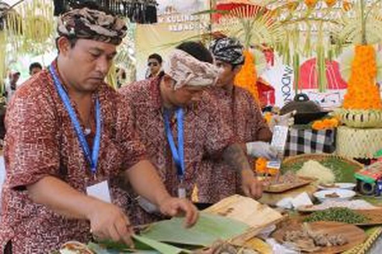 Kegiatan mebat yakni lomba membuat masakan khas Bali di Nusa Dua Fiesta 2014, Bali, Minggu (12/10/2014).