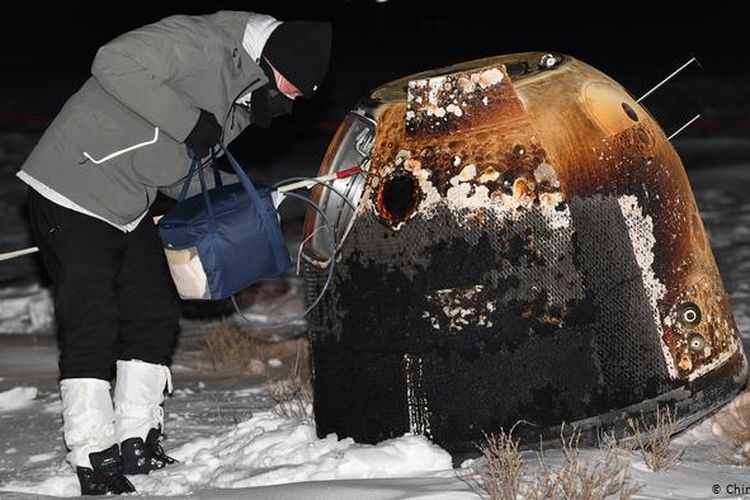 Seorang ilmuwan mengambil kapsul yang berisi sampel bulan yang berhasil mendarat ke bumi pada 17 Desember 2020.