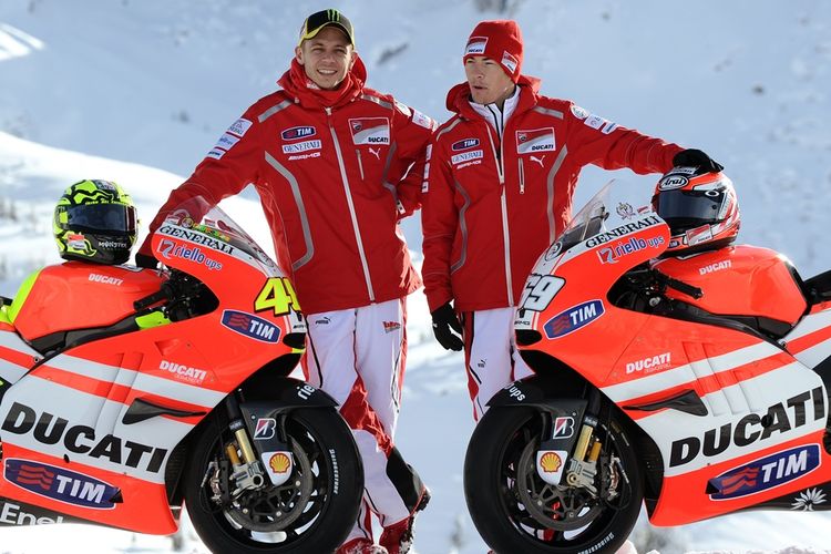 Pebalap Ducati Team, Valentino Rossi (Italia, kiri), berpose bersama rekan satu timnya dari Amerika Serikat, Nicky Hayden, pada peluncuran resmi tim di Campiglio, Italia, 12 Januari 2011.