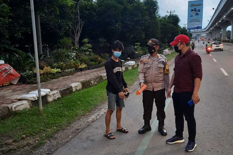Polisi melakukan olah TKP di lokasi pembegalan yang menimpa Bagas Satria Kusuma (18) di Jalan Gubernur H Bastari, Keluarahan 8 Ulu, Kecamatan Jakabaring, Palembang.