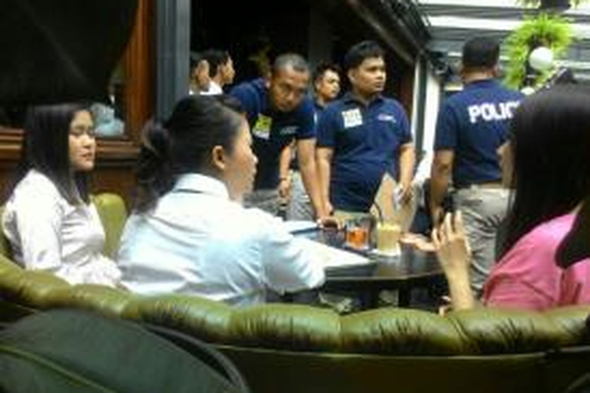 Pra-rekonstruksi kematian Wayan Mirna Salihin (27) di Kafe O, Grand Indonesia, Jakarta Pusat, Senin (11/1/2016).