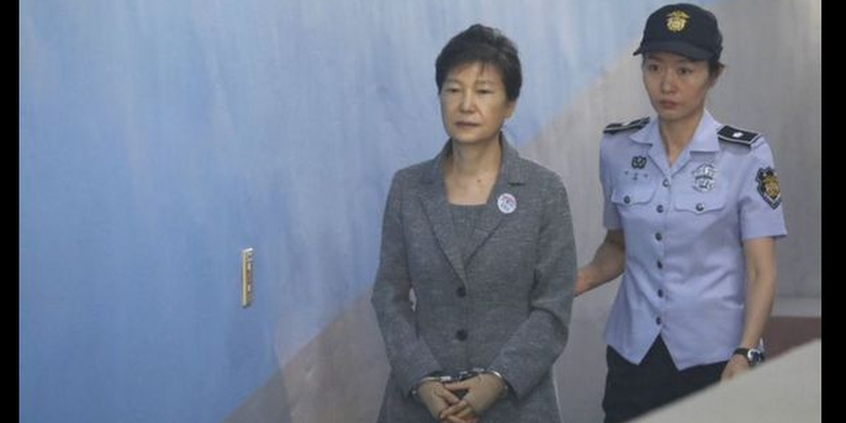 Park Geun Hye, presiden perempuan pertama Korea Selatan, diturunkan dan dipenjara pada 2016 karena keterlibatannya dalam skandal korupsi. [VIA BBC INDONESIA]