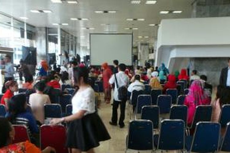 Sebuah layar lebar disiapkan bagi keluarga calon anggota DPR dan pihak lain yang ingin menyaksikan pelantikan anggota DPR 2014-2019, Rabu (1/1/0/2014), di Gedung DPR, Jakarta.  