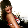 Sisi Eksotis Rihanna dalam Tampilan Bernuansa Merah