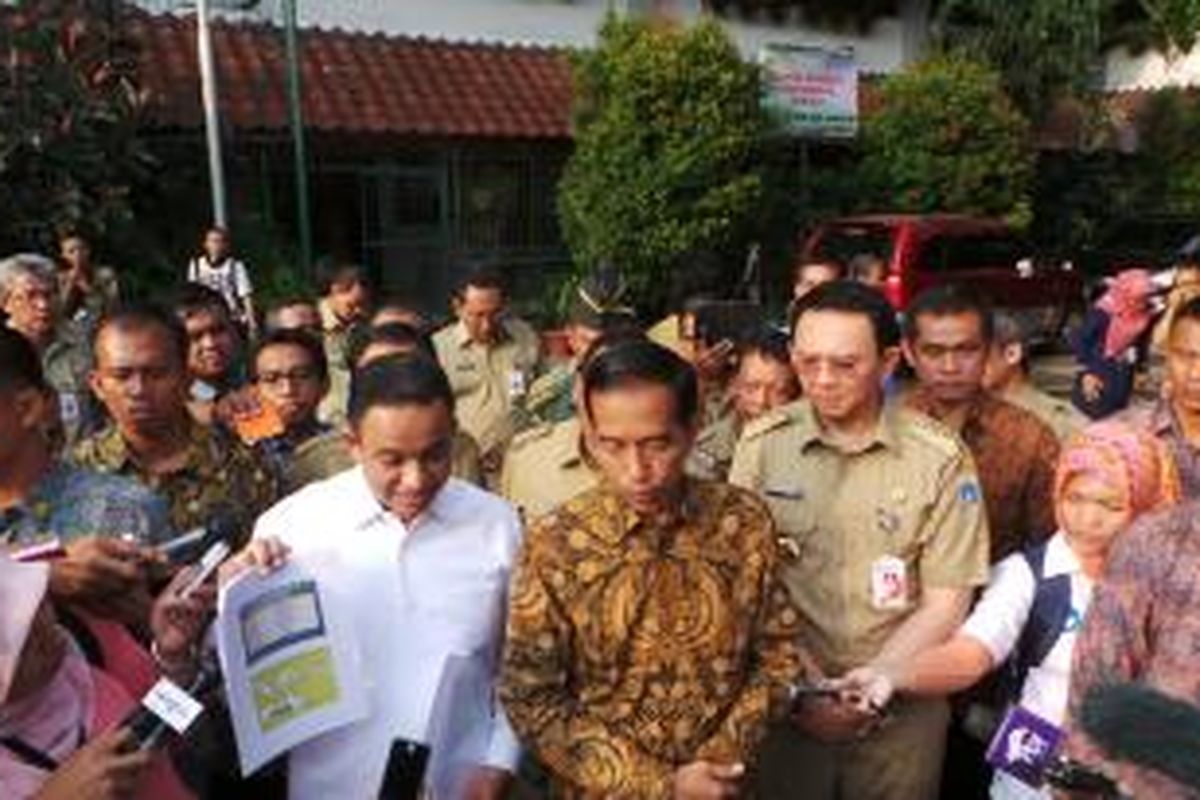 (dari kiri ke kanan) Menteri Pendidikan dan Kebudayaan Anies Baswedan, Presiden Joko Widodo, dan Gubernur DKI Jakarta Basuki Tjahaja Purnama, saat meninjau pelaksanaan ujian nasional (UN) di SMA 2, Olimo, Jakarta Barat, Selasa (14/4/2015). 