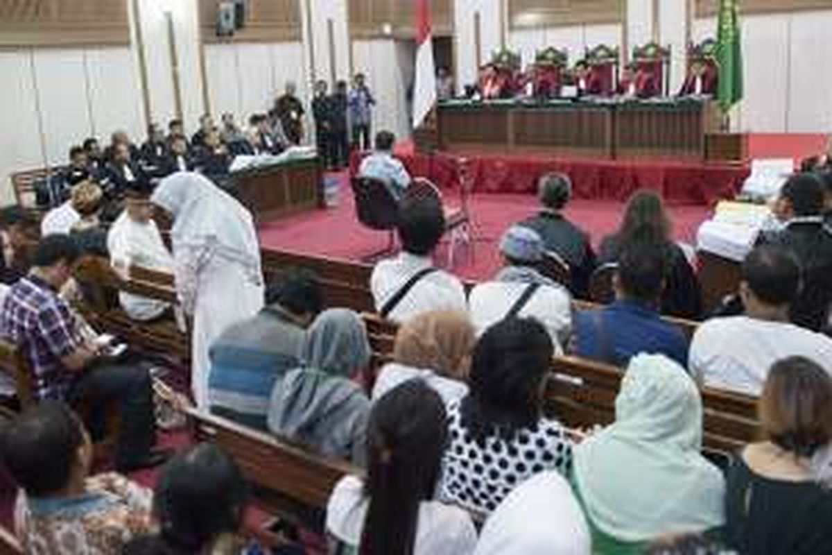 Suasana lanjutan persidangan dugaan penodaan agama dengan terdakwa Gubernur nonaktif DKI Jakarta Basuki Tjahaja Purnama (Ahok) di Auditorium Kementerian Pertanian, Cilandak, Jakarta, Selasa (10/1/2017). Agenda sidang adalah mendengarkan keterangan saksi dari pihak Jaksa Penuntut Umum (JPU). 