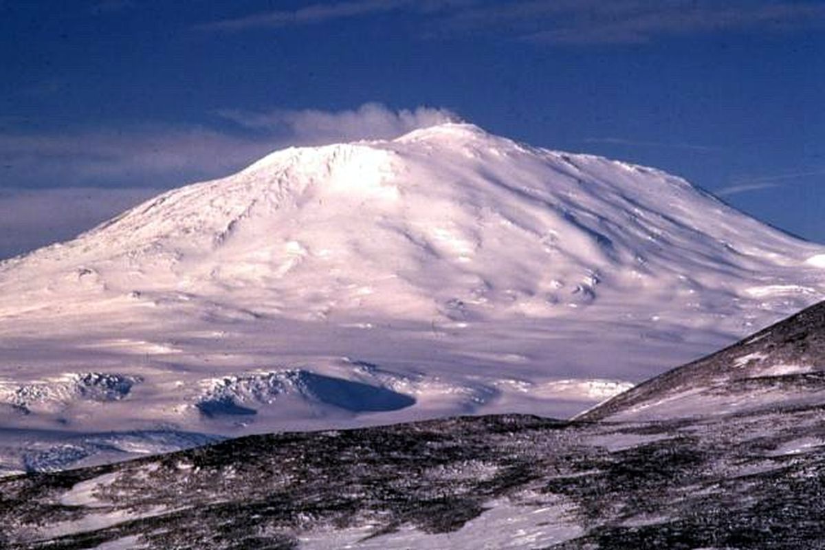 Ilustrasi Gunung Erebus, gunung berapi aktif di Antartika.