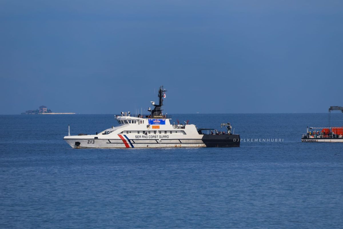 Kapal patroli milik Direktorat Jenderal Perhubungan Laut Kementerian Perhubungan sedang bersiaga di kawasan laut RI.