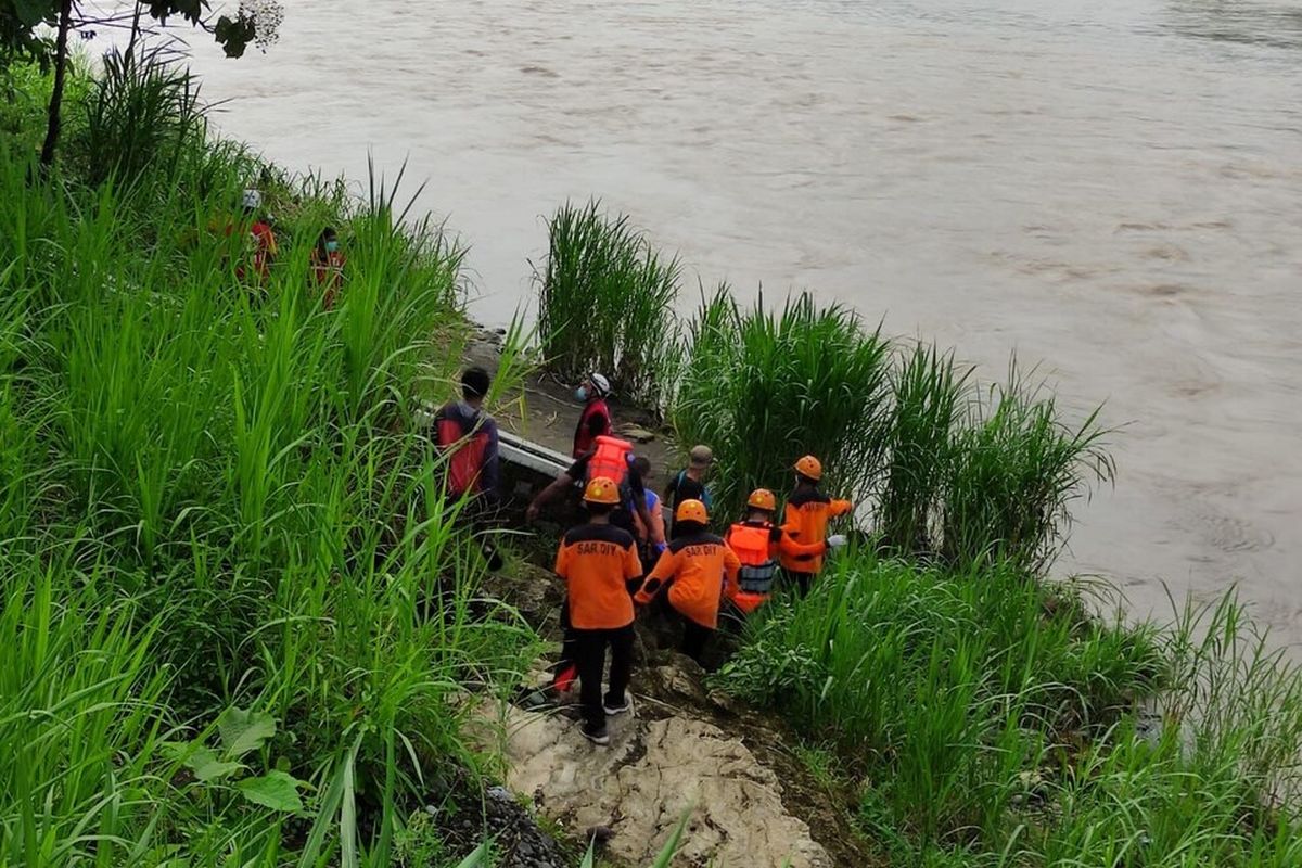 Tim SAR Gabungan mengevakuasi jenasah perempuan di Bendungan Kamijoro, Bantul, Yogyakarta Kamis (23/12/2021).