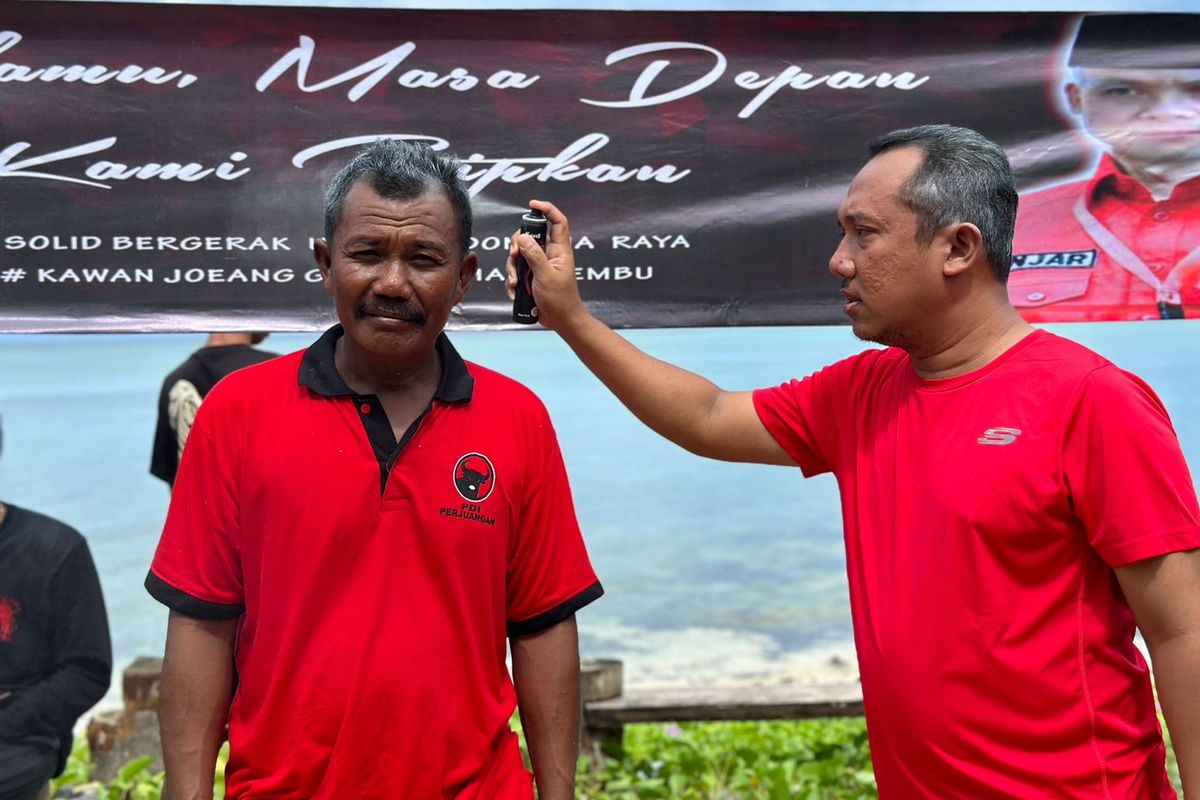 Warga Kepulauan Masalembu, Kabupaten Sumenep, Jawa Timur, menyatakan sikap mendukung Ganjar Pranowo dengan cara mengecat rambut dengan warna putih. 
