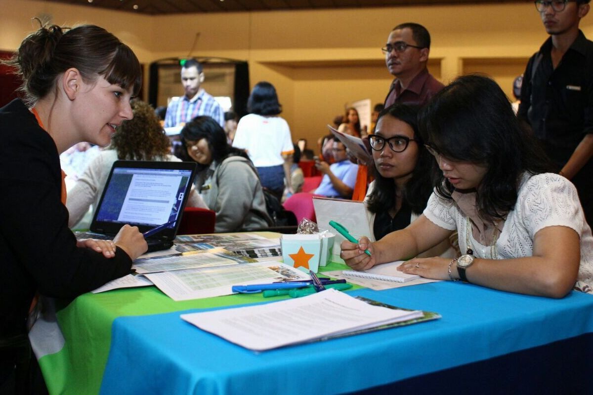 Supaya punya gambaran detail tentang rencana studi, cara hidup atau gaya hidup, hingga metode pengajaran dan pembelajaran di Belanda ada baiknya Anda mengunjungi Dutch Placement Day 2019 yang digelar hari ini, Jumat (1/11/2019) di Erasmus Huis, Kuningan, Jakarta. 