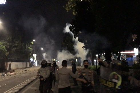 Bubarkan Massa Bentrok di Jalan Pancoran Raya, Polisi Tembakkan Gas Air Mata