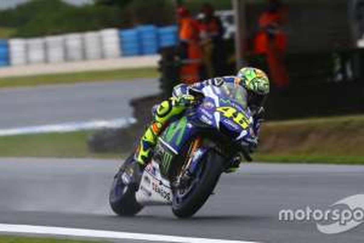 Valentino Rossi terkena pinalti dan capaiannya di FP1 direvisi menjadi urutan ke-20, dari sebelumnya di posisi kedua.