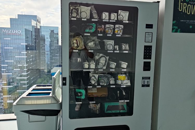 Fasilitas vending machine periferal komputer gratis yang ada di kantor Meta di Singapura.