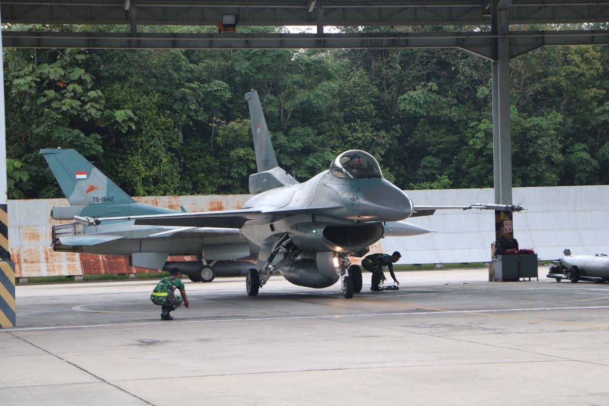 Pesawat tempur F-16 milik TNI Angkatan Udara berada di Lanud Roesmin Nurjadin, Pekanbaru, Riau, dalam rangka menjalani latihan bersama dengan United State Pacific Air Force (USPACAF).