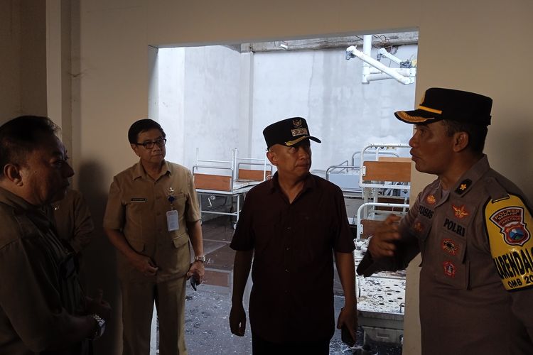 Caption: Pj Bupati Nganjuk, Sri Handoko Taruna, saat meninjau lokasi kebakaran di Ruang Kemuning RSUD Kabupaten Nganjuk, Selasa (21/11/2023)