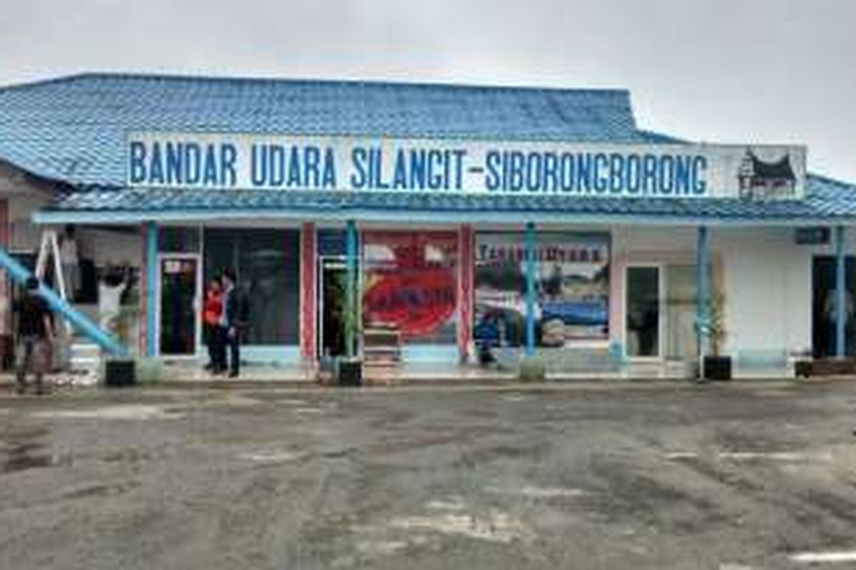 Bandara Silangit, yang berada di Kabupaten Tapanuli Utara, Sumatera Utara. Melalui bandara ini dapat dilakukan penerbangan langsung ke Danau Toba. 