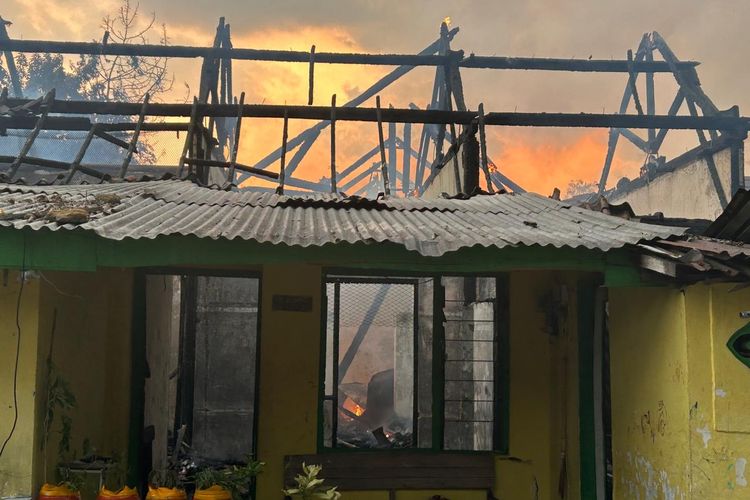 12 Rumah Asrama Polisi Solo Hangus Terbakar, 10 KK Terdampak, Diungsikan ke Loji Gandrung dan SD Bumi