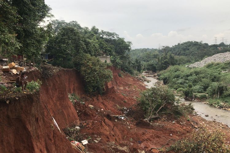 Longsor di Jalan Usman Bontong RT 03 RW 02, Pasir Putih, Sawangan, Kota Depok, Jawa Barat pada Senin (15/11/2021) sore. Sejumlah rumah warga terancam runtuh jika longsor kembali terjadi.