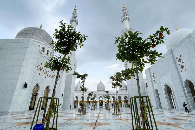 Eksterior Masjid Raya Sheikh Zayed, Gilingan, Kecamatan Banjarsari, Kota Solo, Selasa (28/2/2023). Masjid yang merupakan hibah dari Putra Mahkota UEA Sheikh Mohammed bin Zayed Al Nahyan ini, sudah diresmikan dan dibuka untuk umum.