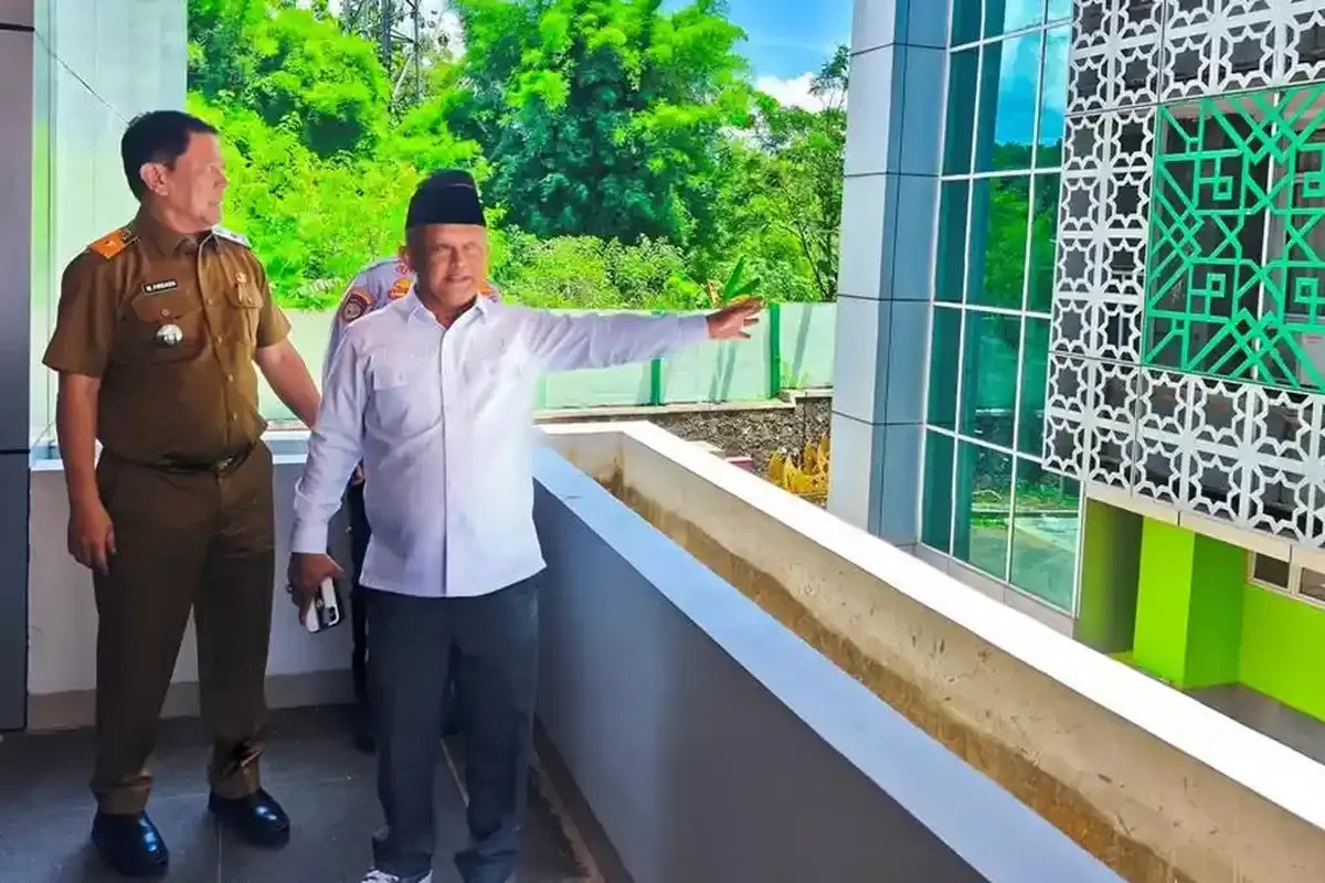 Kakanwil Kemenhaj Lampung Ansori F Citra bersama Asisten Pemkesra Pemprov Lampung M Firsada saat meninjau gedung Grand Multazam di kompleks Asrama Haji Lampung, Senin (6/4/2026). Gedung baru ini bakal dioperasikan perdana melayani jemaah Lampung di musim haji 2026. 