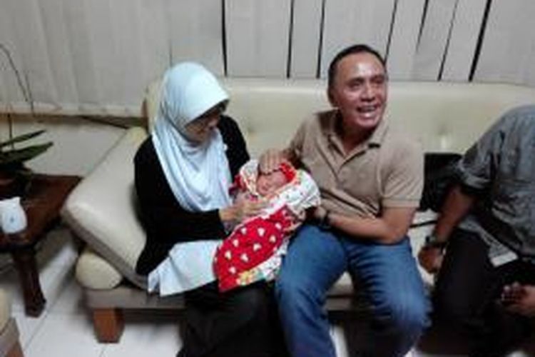 Kapolda Jawa Barat, Irjen Pol M Iriawan bersama bayi pasangan suami istri Toni Manurung dan Larisma Manurung yang ditemukan Jumat (28/3/2014) malam.