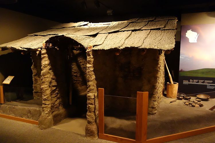 Replika rumah manusia proto sejarah di Amerika.