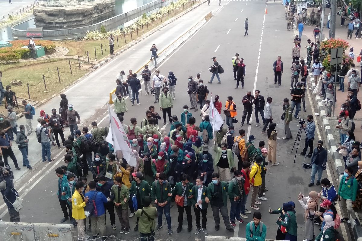 Puluhan massa BEM SI menggelar aksi demo di kawasan Patung Kuda, Jakarta Pusat, Jumat (16/10/2020)