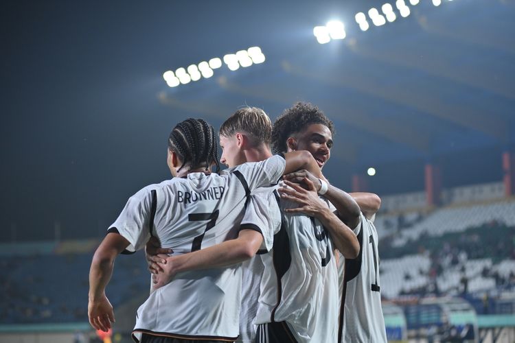 Timnas Jerman U17 saat melakukan selebrasi usai gol kedua ke gawang Meksiko dalam pertandingan pertama Grup F Piala Dunia U17 2023 Indonesia, Minggu (12/11/2023) di Stadion Si Jalak Harupat, Soreang Kabupaten Bandung. 
