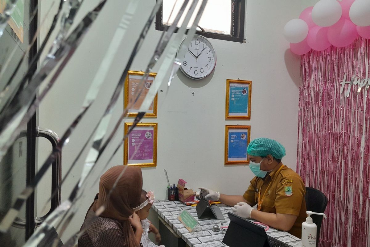 Warga tengah melakukan cek kesehatan gratis di Puskesmas Wanakerta, Telukjambe Barat, Karawang, Jawa Barat, Senin (10/2/2025).