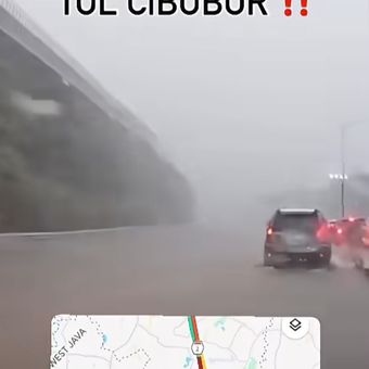 Tangkapan layar video yang merekam kondisi banjir di Tol Jagorawi, Sabtu (21/3/2026).